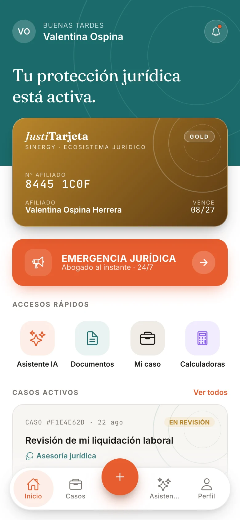 La pantalla de inicio de la app de Justitarjeta: el saludo a la suscriptora, su JustiTarjeta Gold con el número de suscriptor, el botón de emergencia jurídica, los accesos rápidos y un caso en revisión.